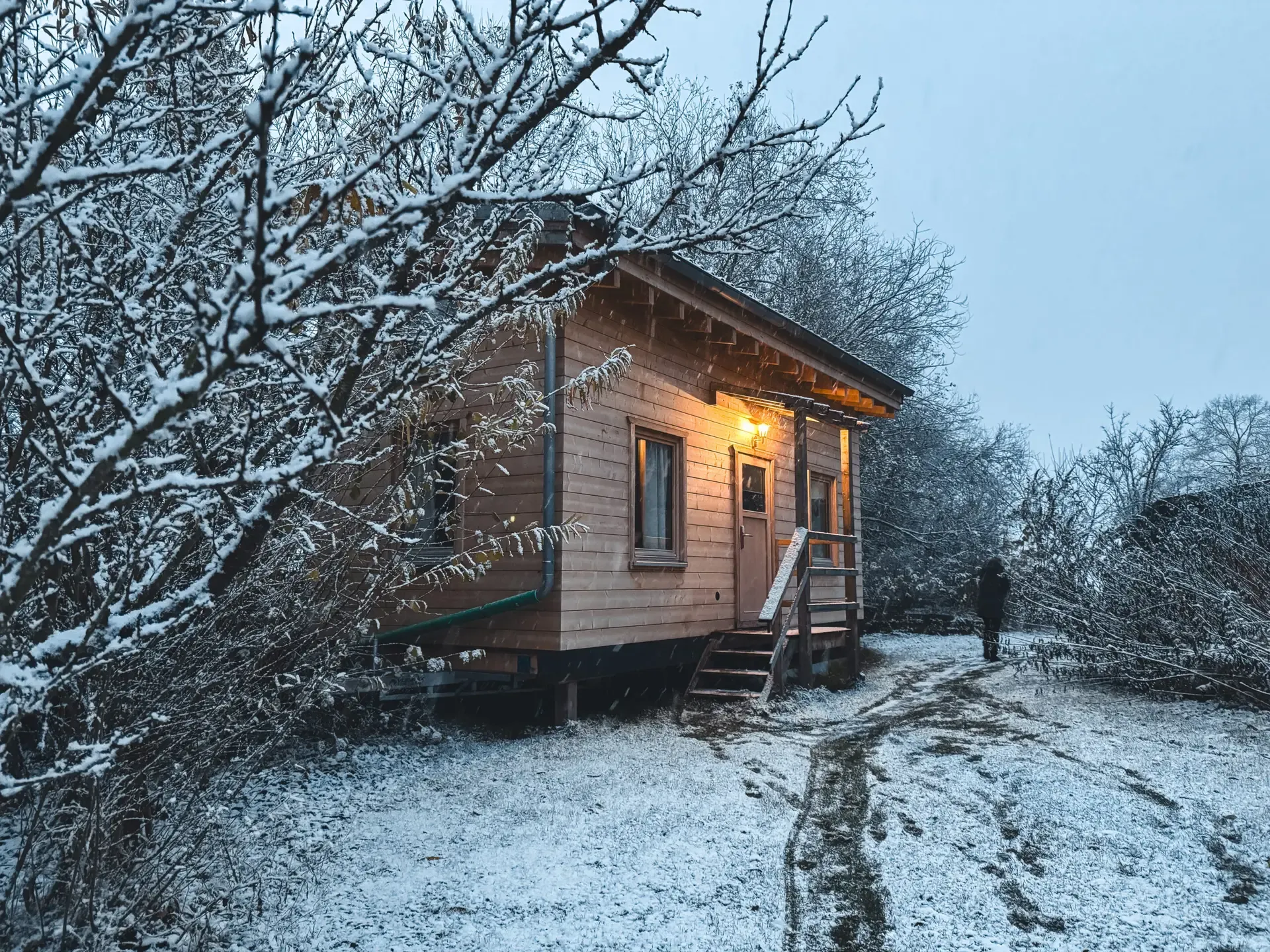 Ein Tinyhouse im verschneiten Garten